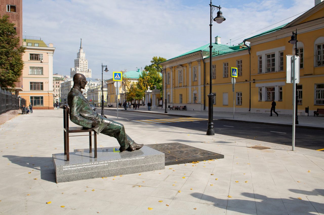 Monument to the French architect Le Corbusier in front of Rosstat. Moscow