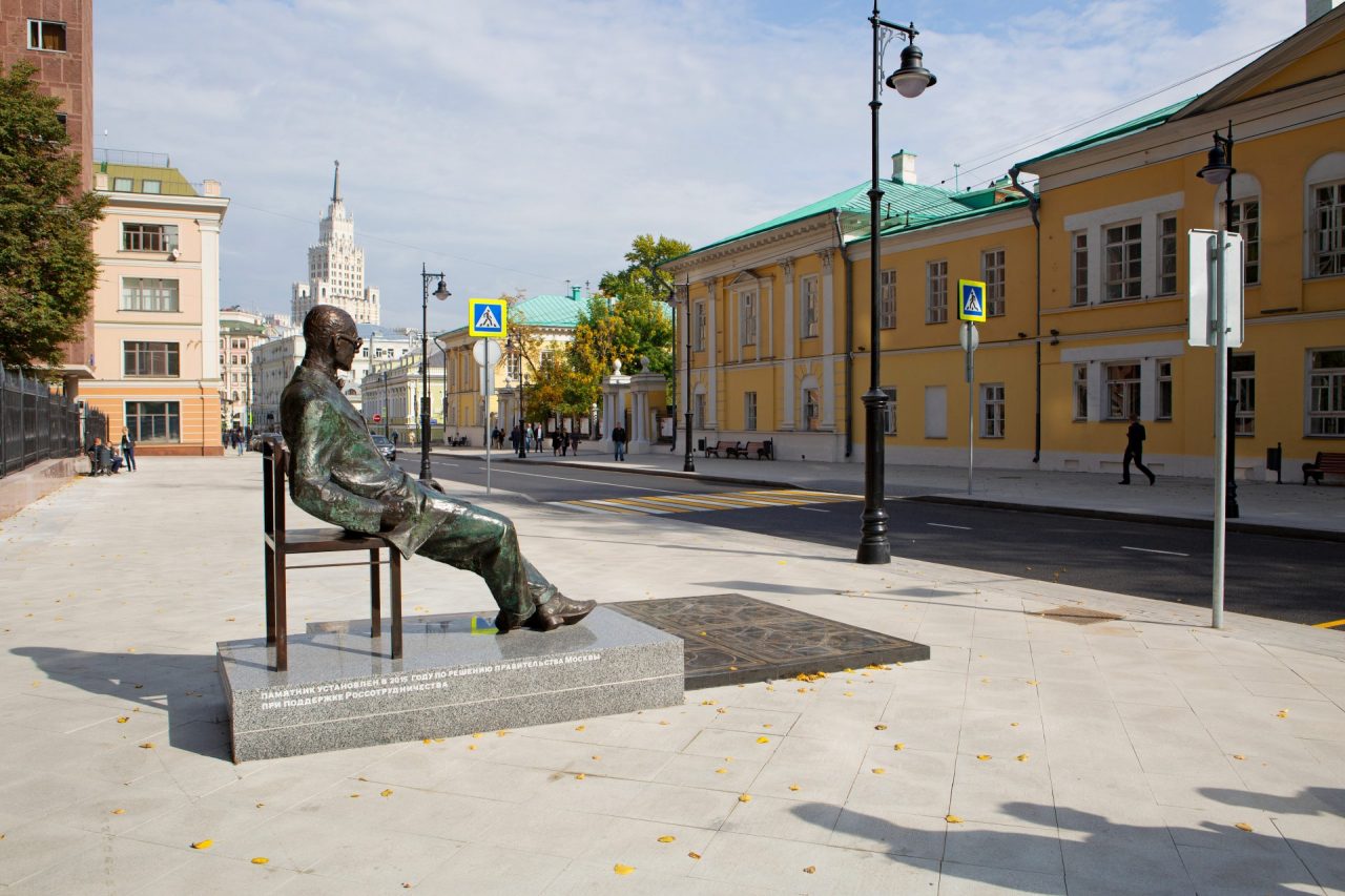 Monumento all’architetto francese Le Corbusier di fronte a Rosstat. Mosca