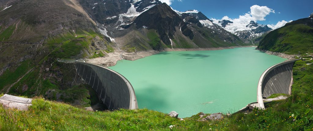 Siberia: hydroelectric plant